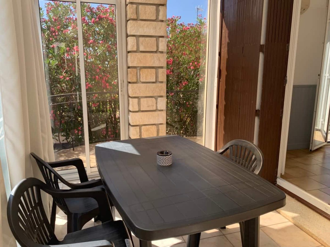 Coin repas en véranda d'une maison à Agde pour séjour en famille