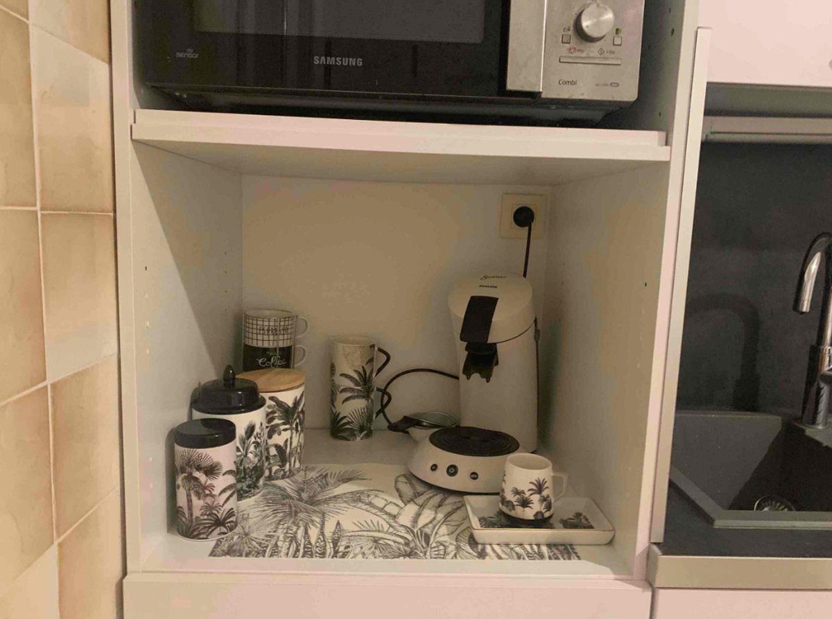 Coin café de la cuisine du bas d'une maison meublée à Agde