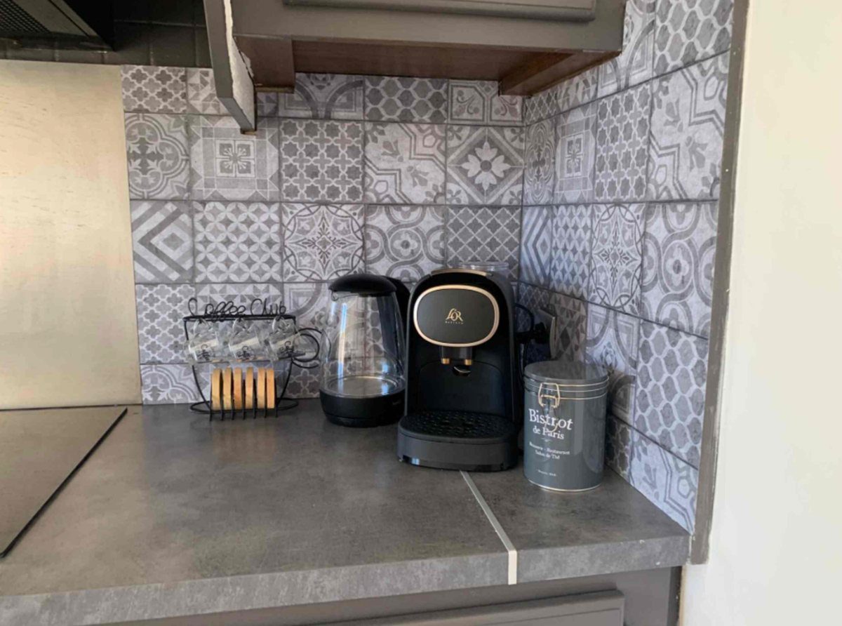 Coin café de la cuisine à l'étage d'une maison à louer à Agde