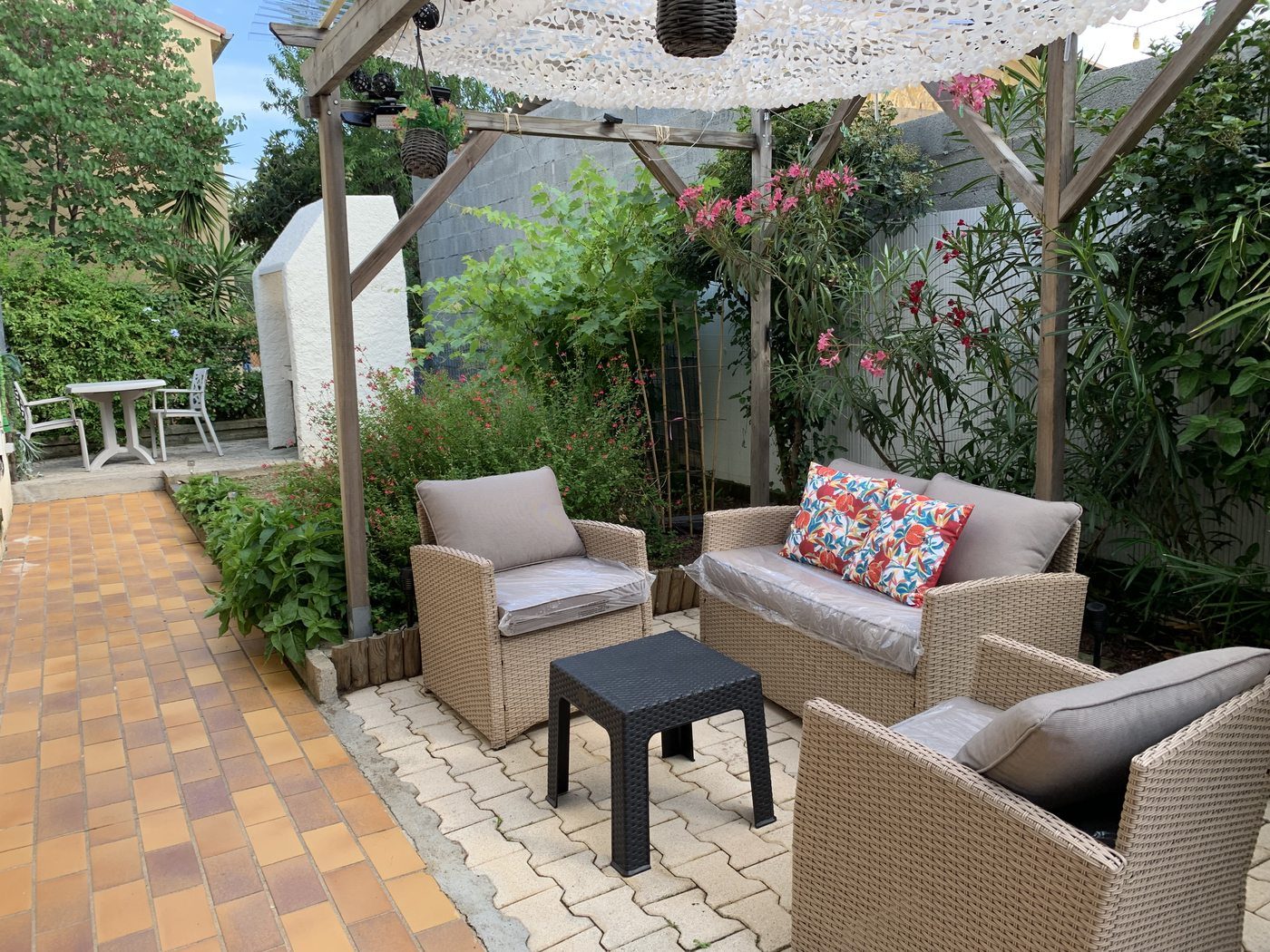 Coin salon extérieur sous pergola, maison à louer à Agde