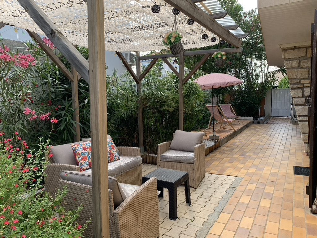 Jardin et terrasse d'une maison à Agde, décor de tournage extérieur et location de vacances
