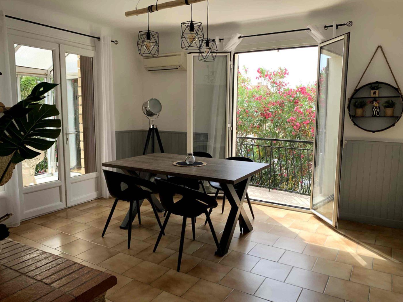Coin repas du salon d'une maison à louer à Agde