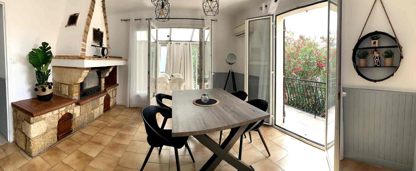 Salle à manger d'une maison de vacances à Agde