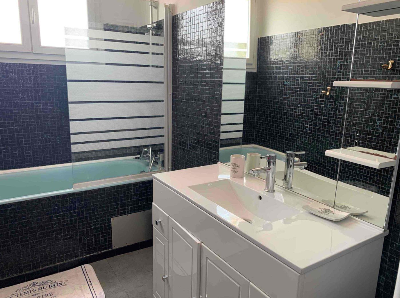 Salle de bain équipée d'une maison meublée à Agde